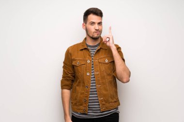 Beyaz duvar parmak işaret bir fikir düşünce yakışıklı adam