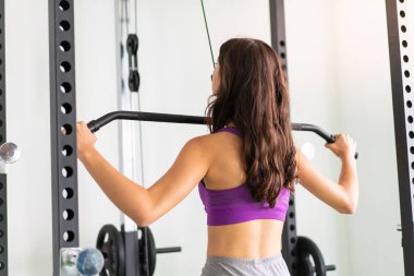 Genç kadın bir spor salonunda spor