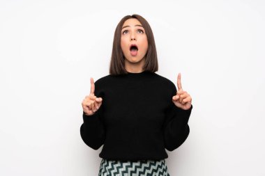 Genç kadın şaşırttı ve yukarı dönük beyaz duvar yüzünden