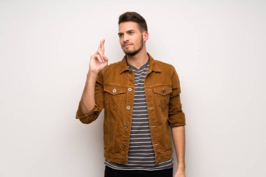 Beyaz duvar ile en iyi dilek ve geçiş parmak yakışıklı adam