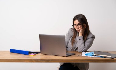 Bir ofiste iş kadını 