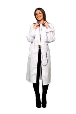 Kulaklık ile müzik dinlemek genç doktor kadının tam vücut