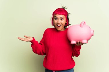 Kırmızı kazaklı bir servet tutarken sürpriz olan kadın