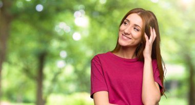 Bir fikir parkta kafa çizilmemesi süre düşünme genç Kızıl saçlı kız