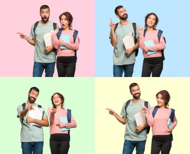 İki öğrenci sırt çantaları ve yukarı dönük kitap, lateral ve açık kümesi