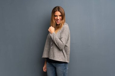 Sarışın kadın çok gülümseyen gri arka plan üzerinde