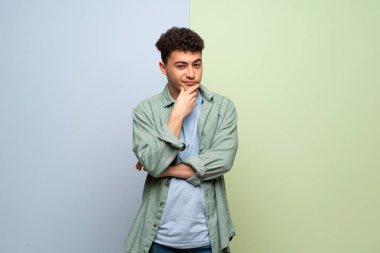 Seyir ön için mavi ve yeşil arka plan üzerinde genç adam