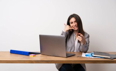 İş kadını telefon jest yapma ve açık işaret eden bir ofiste