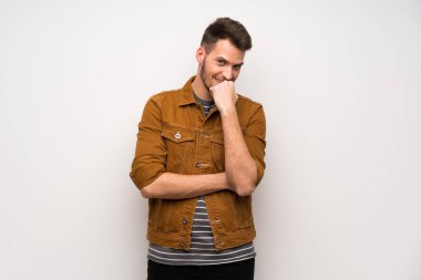 Beyaz duvar mutlu ve gülümseyen yakışıklı adam