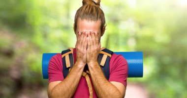 Yorgun ve hasta ifade dağ ile dağ backpacker adamla uzun yürüyüşe çıkan kimse