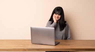 Diş ağrısı ile onu laptop ile çalışan genç kadın