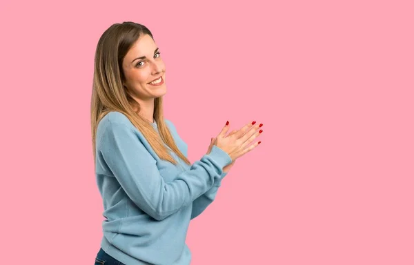 Blonde Frau Mit Blauem Hemd Applaudiert Nach Präsentation Einer Konferenz — Stockfoto