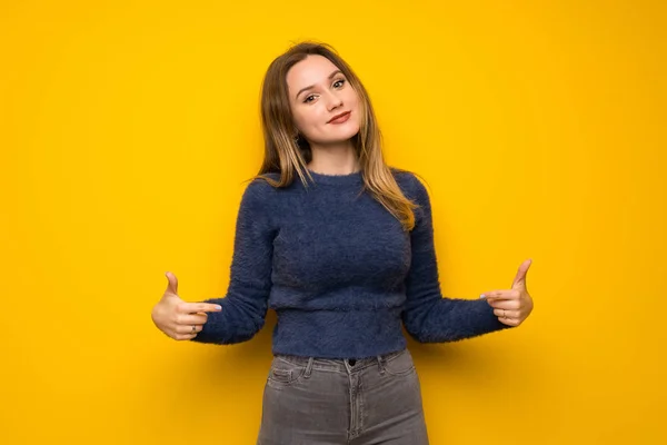 Ragazza Adolescente Sopra Muro Giallo Orgoglioso Soddisfatto — Foto Stock