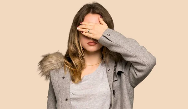 Dospívající Dívka Srst Pokrývající Oči Rukama Nechtějí Vidět Něco Izolované — Stock fotografie