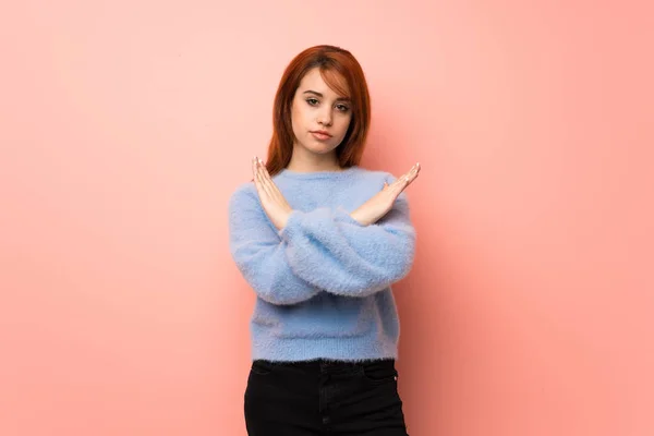 Giovane Rossa Donna Sfondo Rosa Rendendo Nessun Gesto — Foto Stock