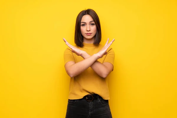 Sarı Duvar Yok Jest Yapma Genç Kadın — Stok fotoğraf