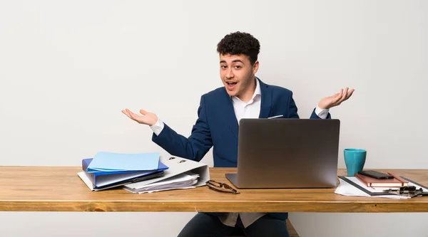 Homem Negócios Escritório Segurando Copyspace Com Duas Mãos — Fotografia de Stock