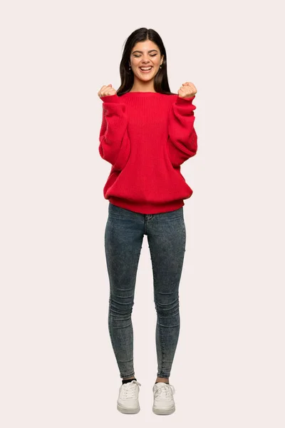 Eine Ganzkörperaufnahme Eines Teenagermädchens Mit Rotem Pullover Das Einen Sieg — Stockfoto