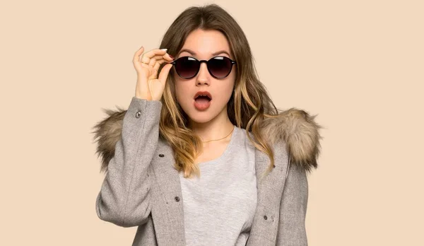 Adolescente Avec Manteau Avec Lunettes Surprise Sur Fond Jaune Isolé — Photo