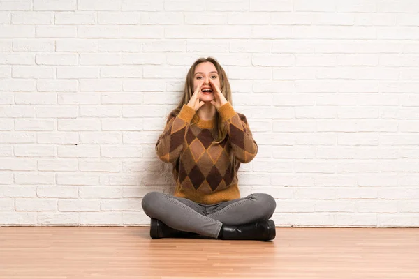 Teenager Mädchen Sitzt Auf Dem Boden Und Schreit Und Kündigt — Stockfoto