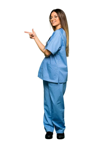 Corpo Inteiro Jovem Enfermeira Apontando Dedo Para Lado Posição Lateral — Fotografia de Stock