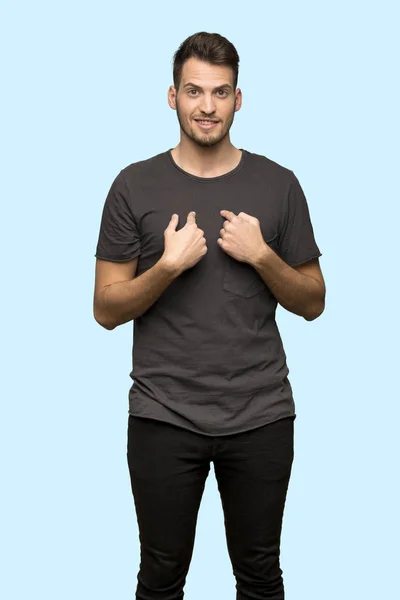 驚き表情青い背景の上に黒いシャツの男 — ストック写真