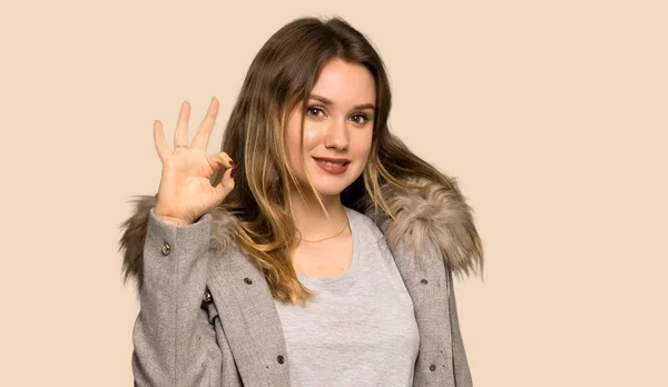 Teenager Mädchen Mit Mantel Zeigt Ein Zeichen Mit Fingern Auf — Stockfoto