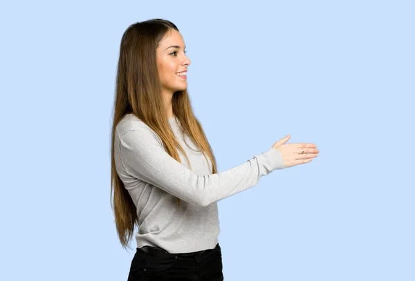 Metoda Handshaking Mladá Dívka Hodně Modrém Pozadí — Stock fotografie