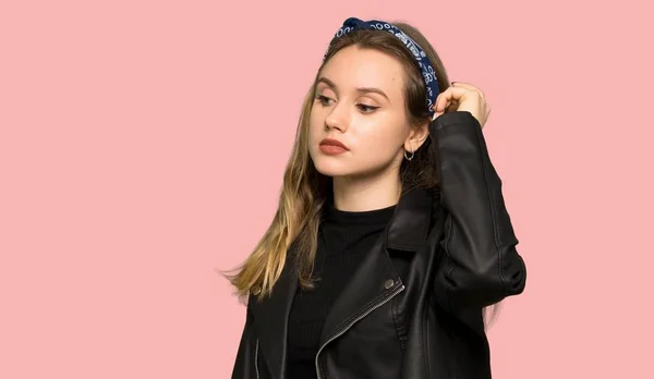 Teenager Mädchen Mit Lederjacke Hat Zweifel Während Sie Kopf Auf — Stockfoto