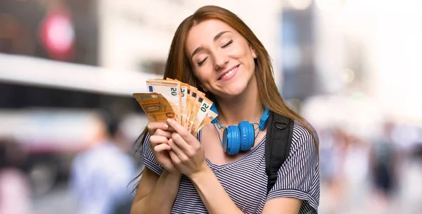 Redhead Studenten Kvinna Som Håller Ett Plakat För Infoga Ett — Stockfoto