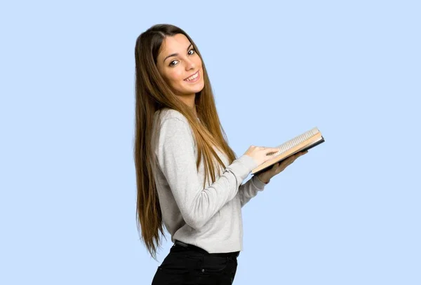 Jovem Segurando Livro Gostando Ler Fundo Azul — Fotografia de Stock