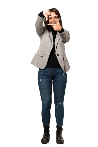 顔を中心の若いビジネス女性のフルレングスのショット 分離の白い背景の上でシンボルをフレーミング — ストック写真