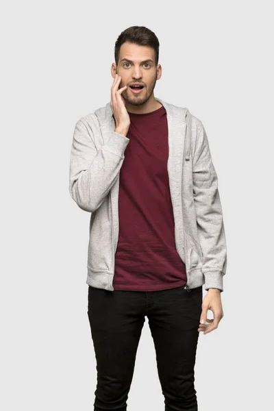 Mann Mit Sweatshirt Mit Überraschung Und Schockiertem Gesichtsausdruck Vor Grauem — Stockfoto