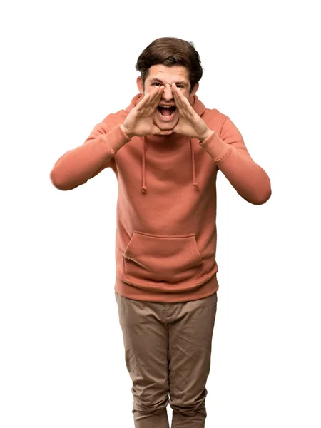 Tiener Man Met Sweatshirt Schreeuwen Aan Kondigen Iets Geïsoleerde Witte — Stockfoto