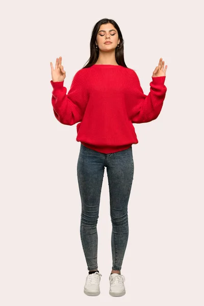 Pełnej Długości Strzał Nastolatek Dziewczyny Czerwony Sweter Pozie Zen Białym — Zdjęcie stockowe