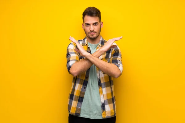 Knappe Man Gele Muur Geen Gebaar Maken — Stockfoto