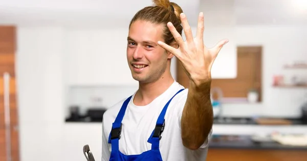 Arbeiter Zählt Mit Fingern Fünf Einem Haus — Stockfoto