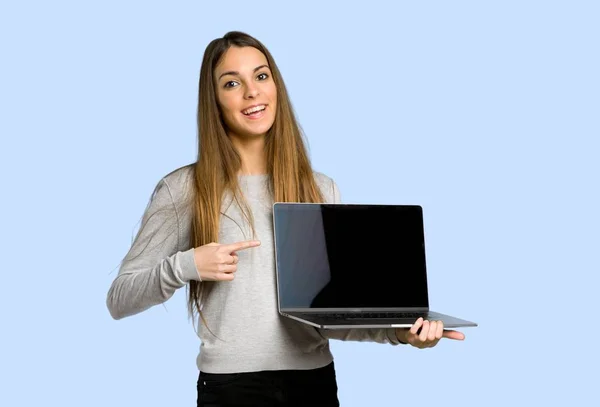 Молодая Девушка Показывает Ноутбук Синем Фоне — стоковое фото