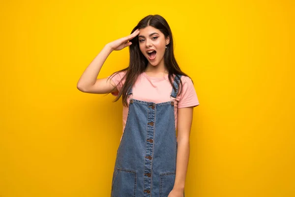Teenager Mädchen Über Gelbe Wand Hat Gerade Etwas Realisiert Und — Stockfoto