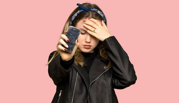 Nastolatek Dziewczyna Kurtka Skórzana Zdenerwowany Uszkodzony Telefon Białym Tle Różowy — Zdjęcie stockowe