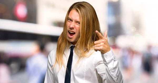 Homme Affaires Blond Aux Cheveux Longs Frustré Par Une Mauvaise — Photo