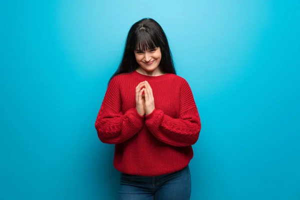 Mujer Con Suéter Rojo Sobre Pared Azul Maquinando Algo — Foto de Stock