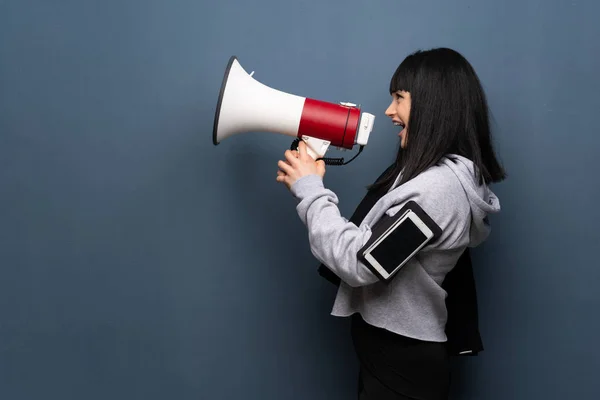 Jonge Sport Vrouw Schreeuwen Door Een Megafoon — Stockfoto