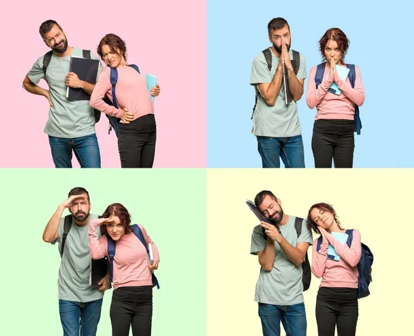 Gruppe Von Zwei Studenten Mit Rucksäcken Und Büchern Hält Handfläche — Stockfoto