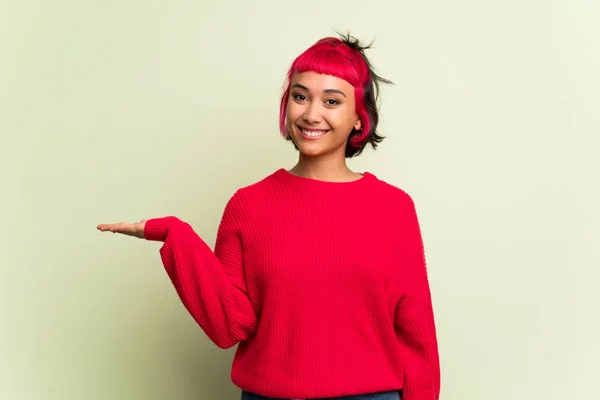 Mujer Joven Con Suéter Rojo Sosteniendo Espacio Copia Imaginario Palma —  Fotos de Stock