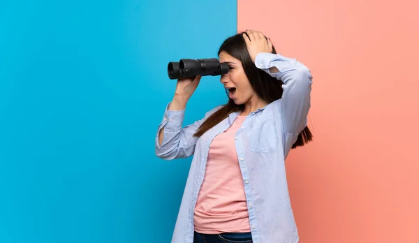Mujer Joven Sobre Pared Rosa Azul Mirando Distancia Con Prismáticos — Foto de Stock