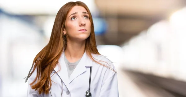 Redhead Läkare Kvinna Tittar Upp Med Allvarliga Ansikte Sjukhuset — Stockfoto