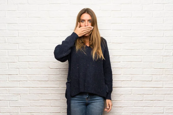 Blonde Vrouw Baksteen Wandbekleding Mond Met Handen Zeg Iets Ongepast — Stockfoto