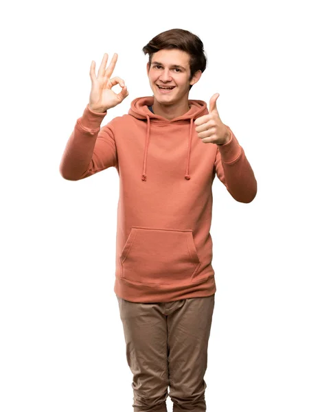 Nastolatek Mężczyzna Bluza Wyświetlone Znak Daje Kciuk Górę Gest Nad — Zdjęcie stockowe