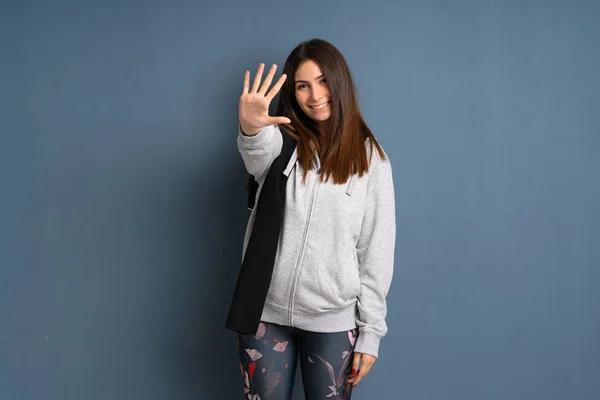 Junge Sportlerin Zählt Fünf Mit Den Fingern — Stockfoto